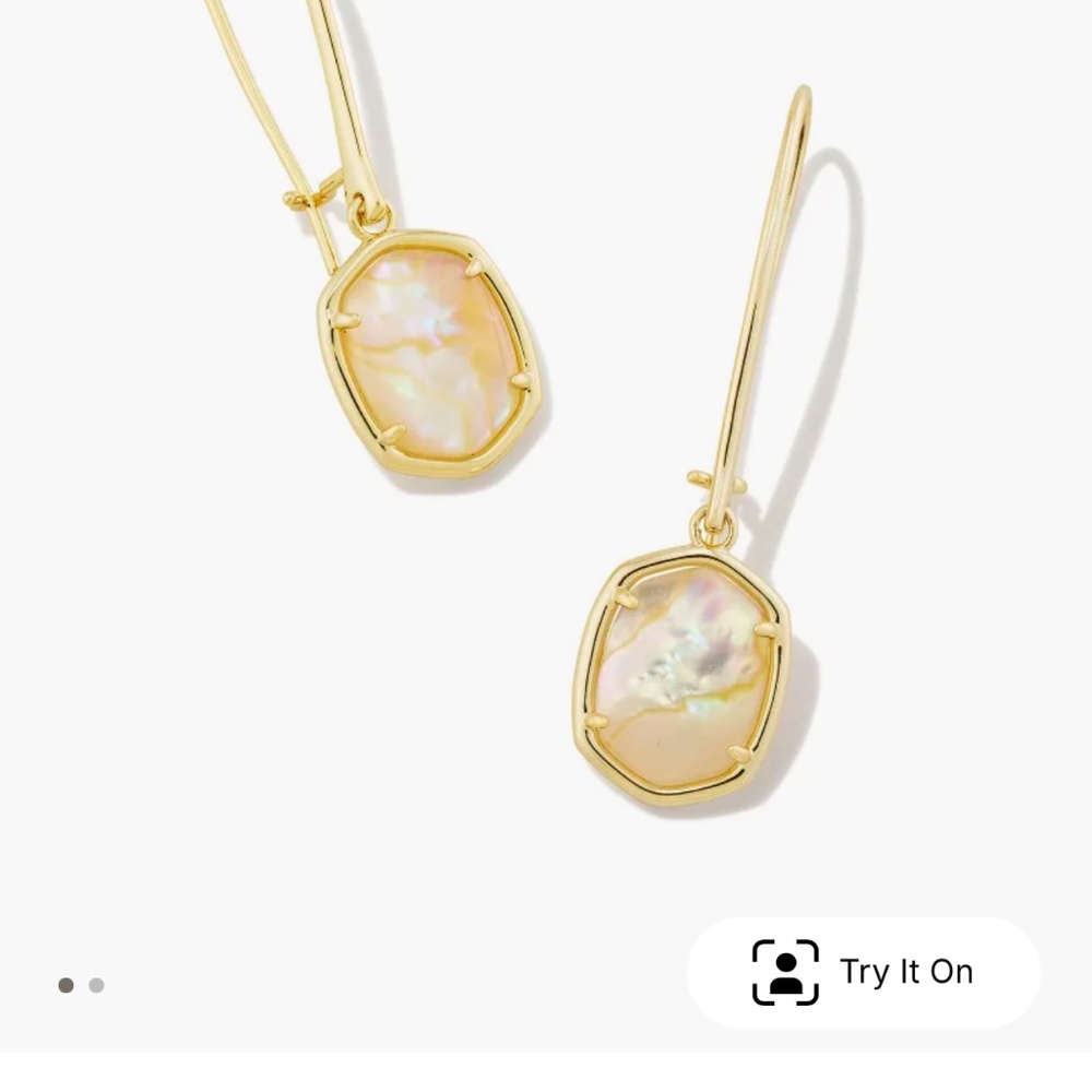 Kendra Scott Daphne Drop earrings in yellow